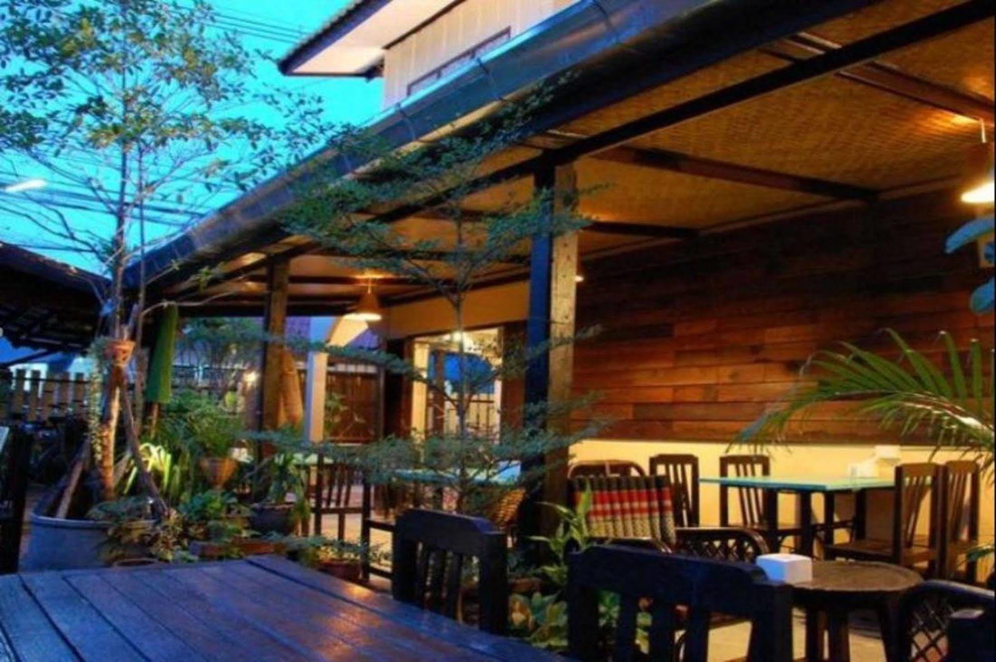 The Outside Inn Ubon Ratchathani Buitenkant foto