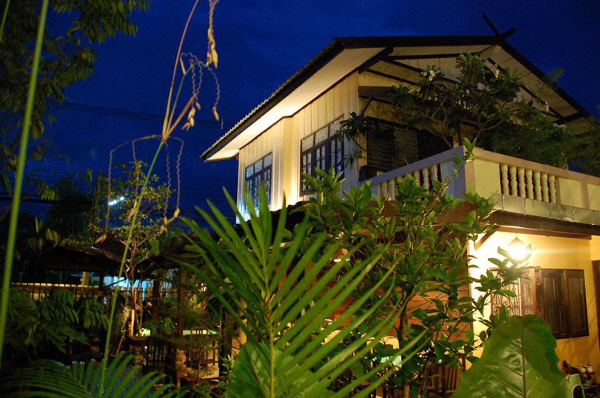 The Outside Inn Ubon Ratchathani Buitenkant foto